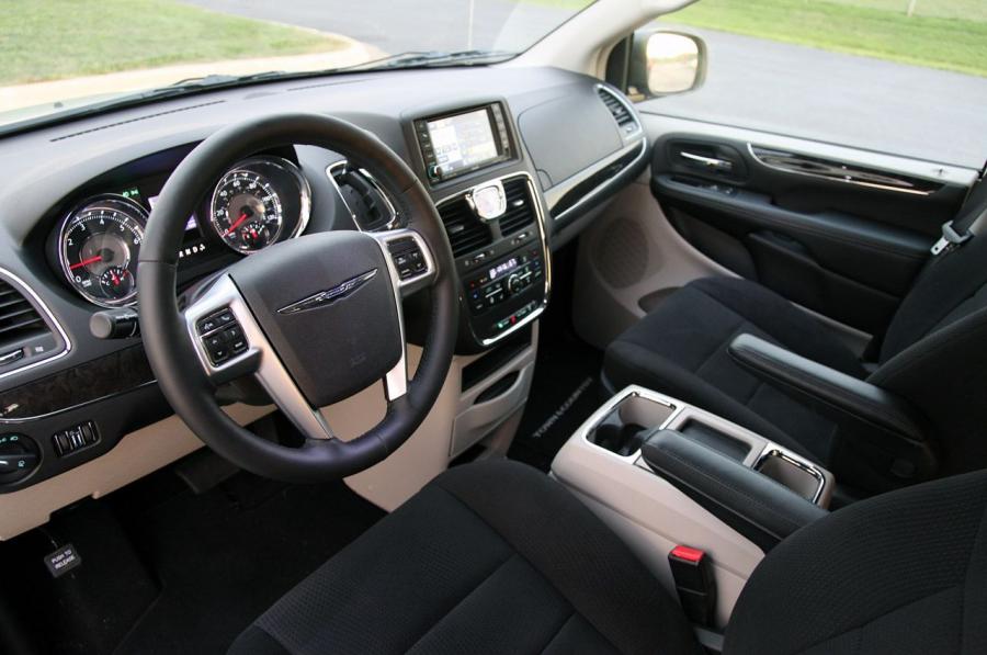  Chrysler Town & Country Touring 2011 года  (фото 26 из 43)